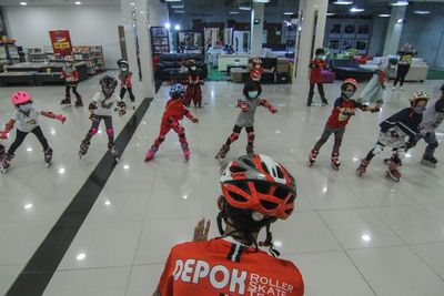 FOTO: Pelatihan Sepatu Roda di Pusat Perbelanjaan