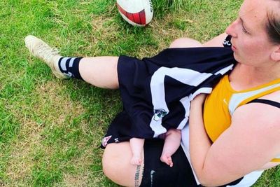 Ibu Ini Tuai Pujian karena Menyusui Bayinya Selama Pertandingan Rugby