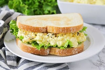 Resep Sarapan Pagi Sandwich dengan Telur & Salad Segar, Bikinnya Cepat