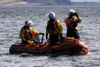 Nekat, Wanita Ini Rela Berenang ke Laut Selama 2 Jam untuk Mengunjungi Pacarnya
