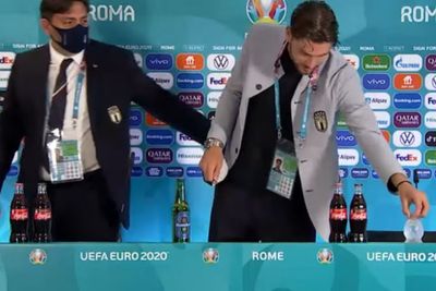 Lagi, Bintang Timnas Italia Ikuti Tren Ronaldo Tak Mau Ada Botol Coca-Cola
