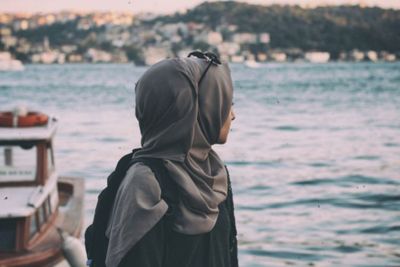 7 Cara Merawat Rambut Berhijab agar Tidak Mudah Rusak, Simple!