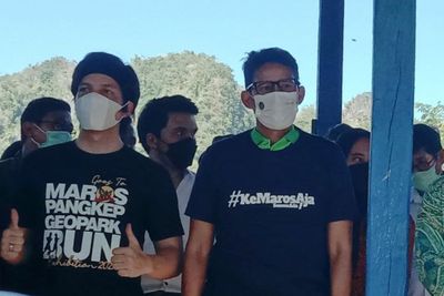 Sandiaga Uno Gandeng Atta Halilintar saat Berkunjung ke Rammang-Rammang