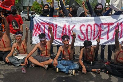 FOTO: Aksi Teatrikal Menolak Rekayasa dan Pencemaran Sungai