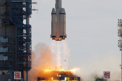 FOTO: Peluncuran Pesawat Ruang Angkasa Shenzhou-12 di China