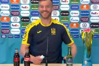 Viral Video Kapten Ukraina Bercanda Minta Endorse Coca-Cola dan Heineken Saat Jumpa Pers