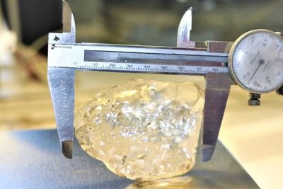Berlian Seberat 1.098 Karat Seukuran Kepalan Tangan Ditemukan di Botswana