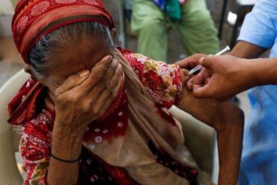 Warga Pakistan yang Menolak Divaksinasi Nomor Teleponnya Akan Ditangguhkan