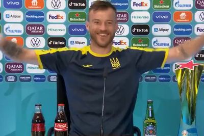 Sindir Ronaldo dan Pogba, Pemain Ukraina Ini Justru Banggakan Coca-cola dan Heineken