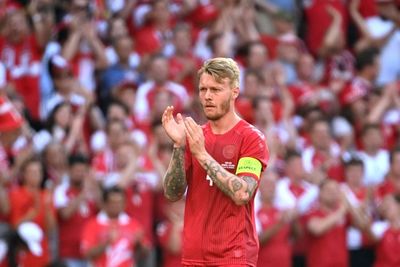 Simon Kjaer Tulis Pernyataan Menyentuh Pasca Insiden Eriksen Kolaps di Lapangan