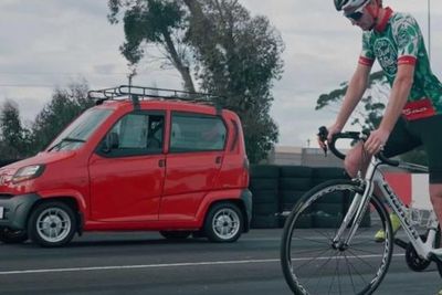 Video Drag Race Lucu Antara Bajaj Qute Quadricycle Buatan India dengan Sepeda
