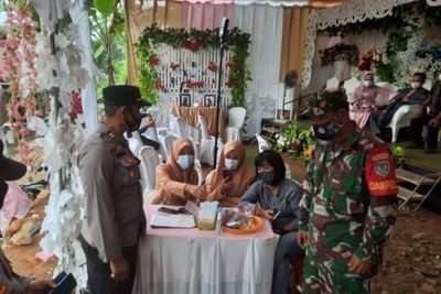 Beda dengan Pernikahan Atta-Aurel, Pernikahan di Sukabumi Ini Malah Dibubarkan Petugas