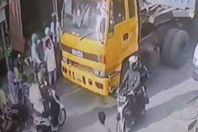 Brutal! Rombongan Pengantar Jenazah Hancurkan Mobil Truk karena Hal Sepele, Sopir Dianiaya