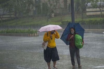 Waspada, Jakarta Diperkirakan akan Turun Hujan Disertai Petir pada Minggu Siang dan Sore