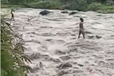 Viral Warga Terjebak Bah di Tengah Sungai Serayu Selama 1 Jam, Akhirnya Diselamatkan