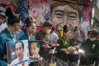 FOTO: Aksi Ucapan Selamat Ulang Tahun Kepada Presiden di Solo