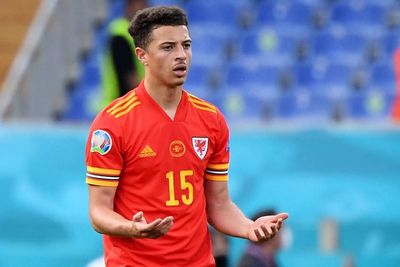 Jegal Striker Italia, Bek Wales Ini Jadi Pemain Termuda yang Dikartu Merah di EURO