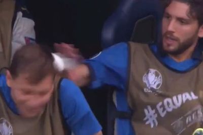 Euro 2020: Ajak Bercanda, Nicolo Barella Malah Kena Timpuk Manuel Locatelli