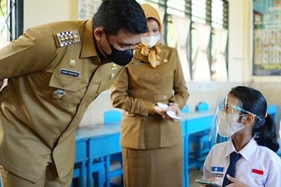 Menantu Jokowi Gelar Sekolah Tatap Muka Saat Angka Covid Naik, Gus Umar: Ada yang Berani?
