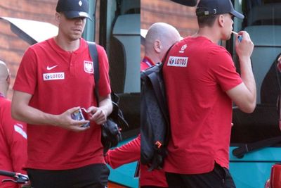 Kiper Polandia Ketahuan Merokok Beberapa Jam Sebelum Bertanding Melawan Spanyol