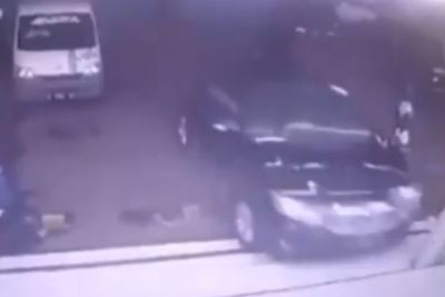 Video Detik-detik Mobil Fortuner Sruduk Mini Market Hingga Masuk ke Dalam