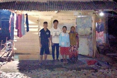 Sedih! Kakak Beradik Ini Cuma Pakai Baju Secara Bergantian karena Terlalu Miskin