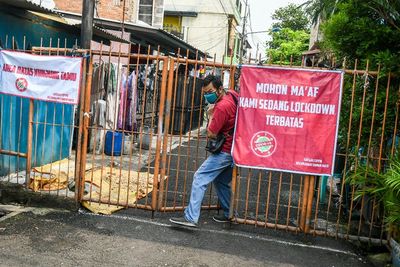 Covid-19 Mengganas, Ketua Dewan Pertimbangan IDI Minta Pemerintah Lockdown 2 Minggu