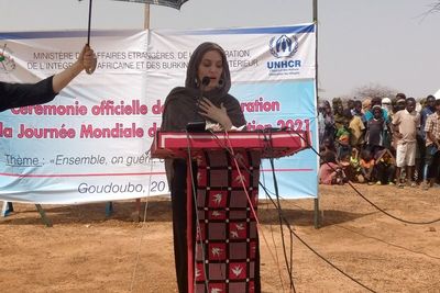 Jadi utusan PBB, Angelina Jolie Kunjungi Kamp Pengungsi Burkina Faso