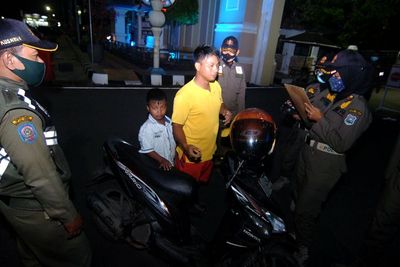 FOTO: Razia Yustisi Protokol Kesehatan di Tegal