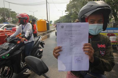 FOTO: Pemberlakuan Surat Izin Keluar Masuk di Jembatan Suramadu