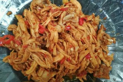 Suka Yang Pedas? Buat Ayam Suwir Pedas Saja Yuk!