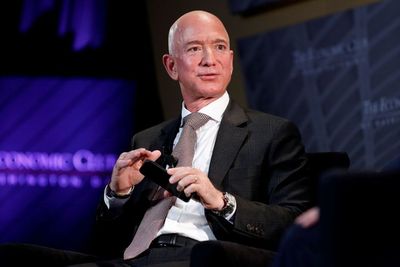 Usai Dilarang Balik ke Bumi, Kini Ada Petisi Jeff Bezos Disuruh Makan Lukisan Mona Lisa