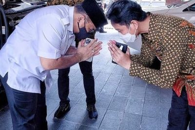 Menag Yaqut Sungkem ke Gibran, Netizen: Kelihatan Lidahnya Terjulur Andai Tak Pakai Masker