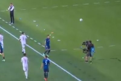 Aksi Kameramen EURO 2020 Sundul Bola di Laga Slovakia vs Spanyol Curi Perhatian Netizen
