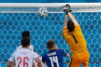 Detik-detik Gol Bunuh Diri Konyol Kiper Slovakia Buka Pesta Gol Spanyol di EURO 2020