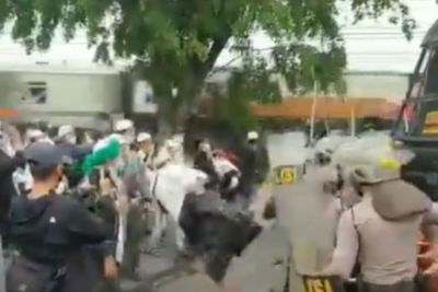Heboh Video Bentrokan Massa dan Polisi Jelang Sidang Putusan Habib Rizieq