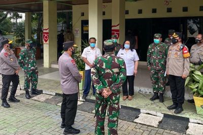 Sasar Para Pelaut, Panglima TNI-Kapolri Tinjau Langsung Vaksinasi Massal di Pelabuhan