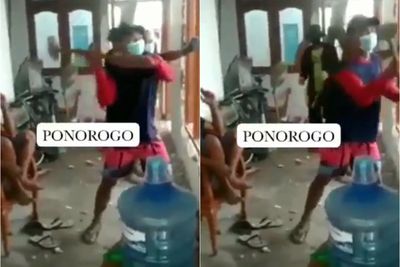 Pasutri di Ponorogo Cerai Sepakat Bongkar Rumah, Warga Gotong Royong Ikut Bantu
