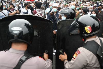 FOTO: Pendukung Rizieq Shibab Tertahan Blokade Polisi