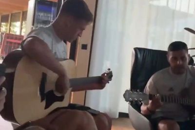 Momen Santai Para Pemain Jerman Sebelum Hadapi Hungaria di EURO 2020, Nyanyi & Main Gitar