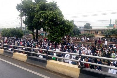 Ratusan Simpatisan Rizieq Shihab Kepung Flyover Pondok Kopi