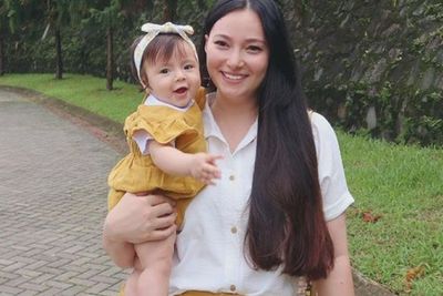 Asmirandah Unggah Foto Gemas Anak yang Genap Berusia 6 Bulan: Kita Mulai Makan Sekarang