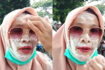 Oles Odol ke Wajah Seperti Pakai Bedak, Ibu-ibu Simpatisan Habib Rizieq Ini Jadi Sorotan