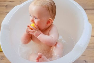 Meski Terdengar Kejam, Memandikan Bayi Pakai Pemutih Ternyata Bisa Mengobati Masalah Kulit