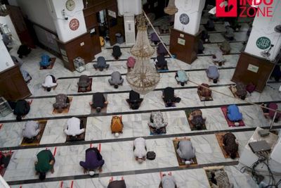 Pemprov DKI Larang Warga Salat Jumat di Masjid Kawasan Zona Merah