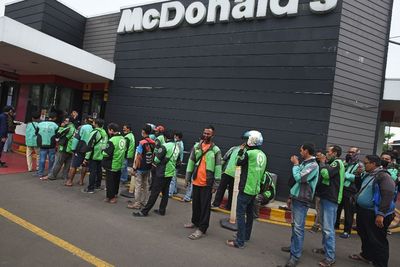 Salut! Army Indonesia Donasikan Rp159 Juta ke Driver Gojek yang Antar BTS Meal