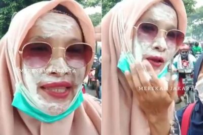 Viral Ibu-ibu Simpatisan Habib Rizieq dengan Wajah Penuh Odol: Ada Gas Air Mata Bunda