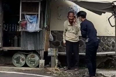 Gak Takut Rugi, Kakek Dermawan Ini Gratiskan Bensin ke Seorang Pemuda, Netizen Terenyuh