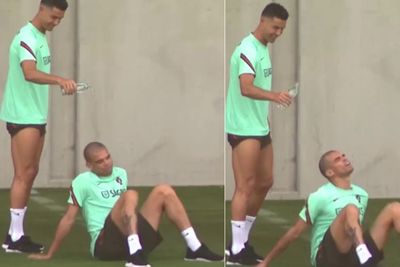 Tingkah Usil Ronaldo di Sesi Latihan Portugal, Diam-diam Tuang Air ke Kepala Pepe