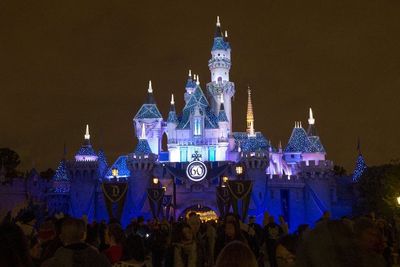 Disney California Mengizinkan Karyawan yang Sudah Divaksin Tidak Pakai Masker